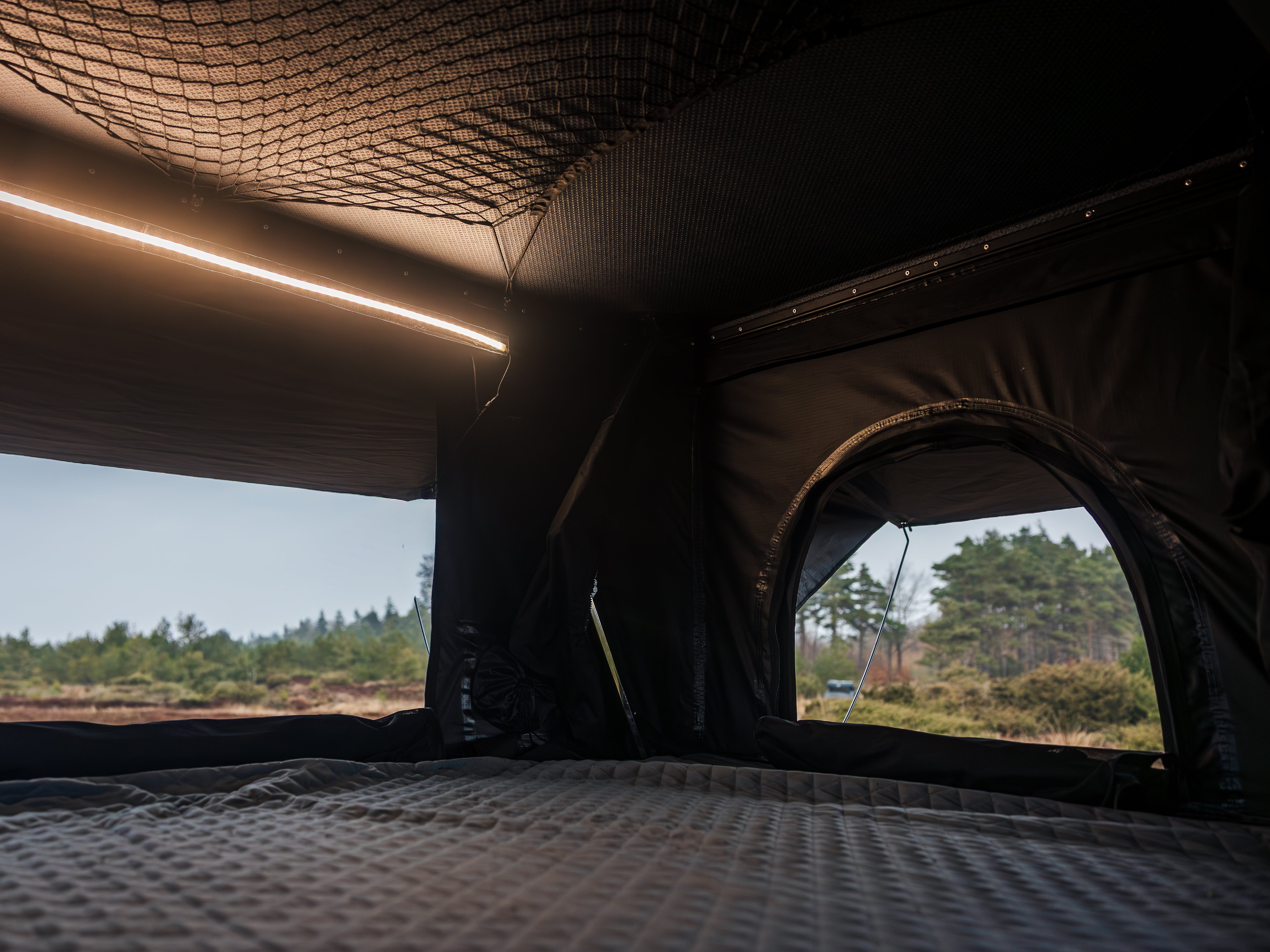 CampBoxi Aero 130 roof tent - Hard-shell aluminum roof tent