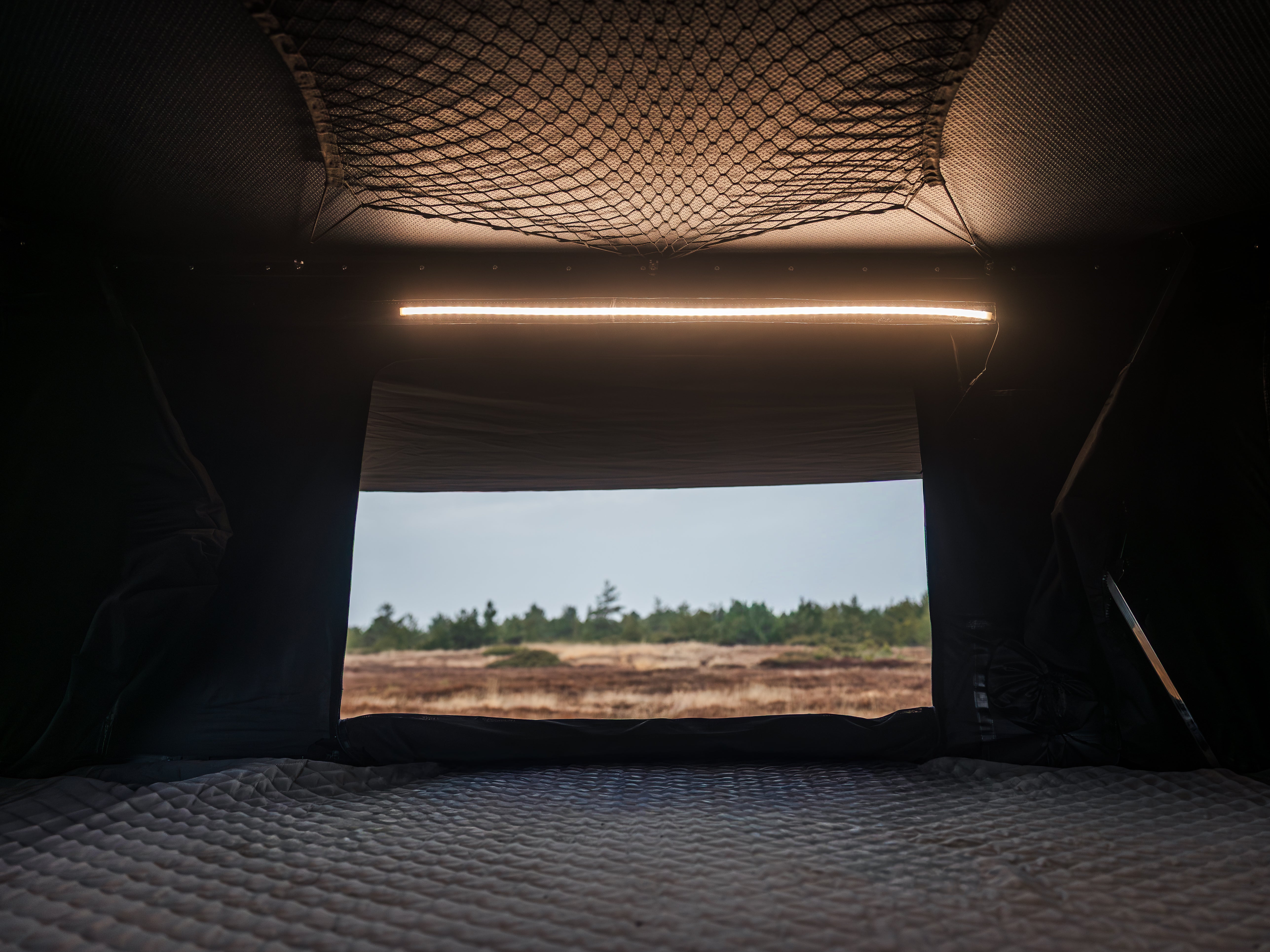 CampBoxi Aero 130 roof tent - Hard-shell aluminum roof tent