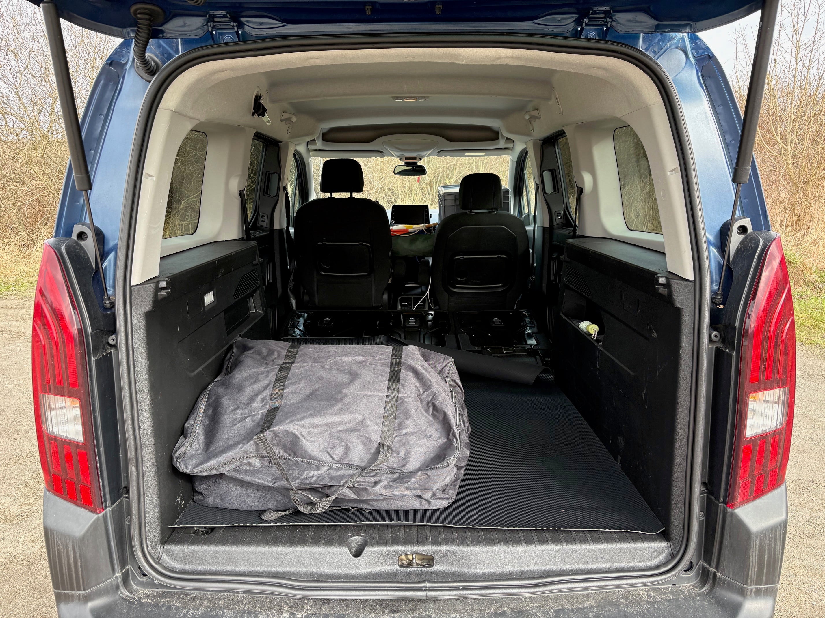 CampBoxi Unifit - Flexibel och justerbar sängram för din vardagsbil