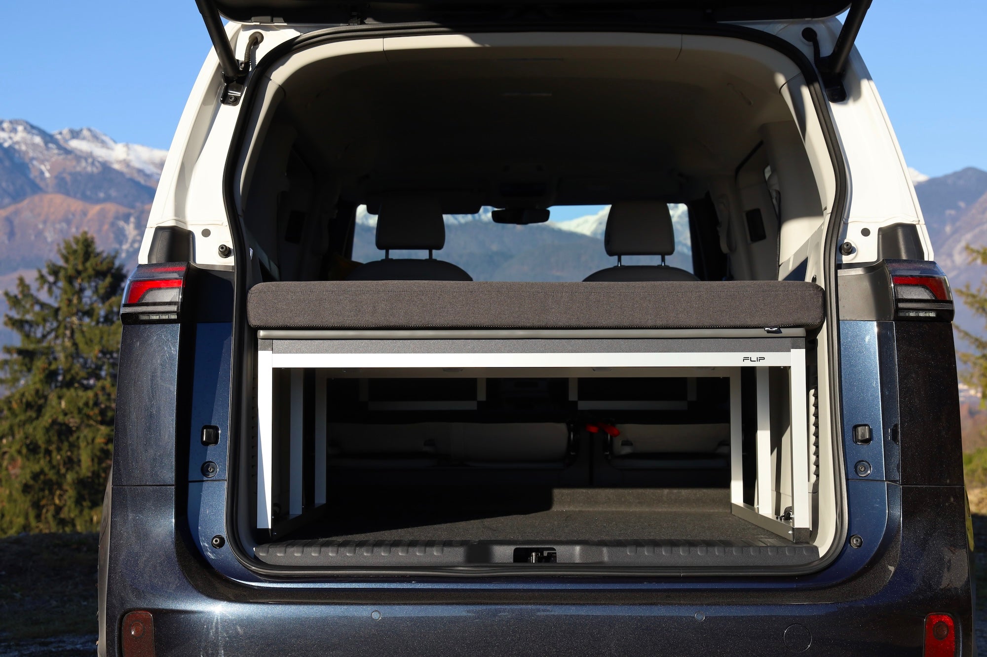 FLIP Adventure Bed - Campervan modul med massere af opbevaringsplads