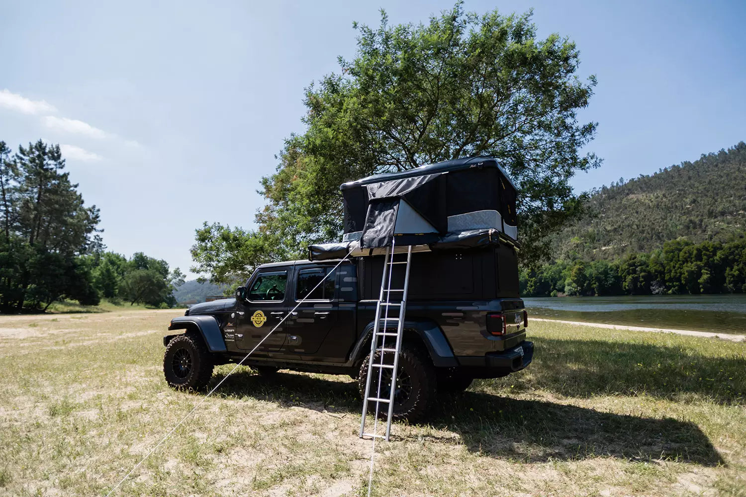 Frontier tunnel - Tunnel to James baroud roof tents 